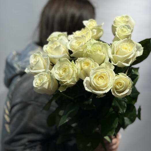 15 белых роз 60 см