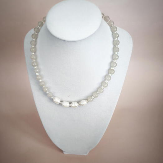 Колье бежевого цвета с натуральным речным жемчугом
