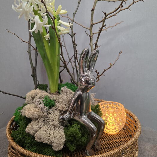 Весенняя композиция с гиацинтом, свечей и зайцем