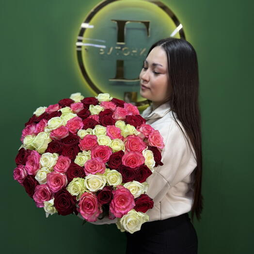 Микс из 75 красных белых розовых роз