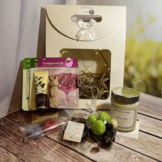 Набор подарочный с подсветкой «Женские радости» (свеча, маски для лица, чай, сладости и др)