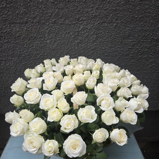 Корзина из 79 белых роз 🥰