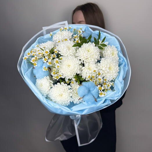 Нежный букет из хризантем, ромашек и хлопка