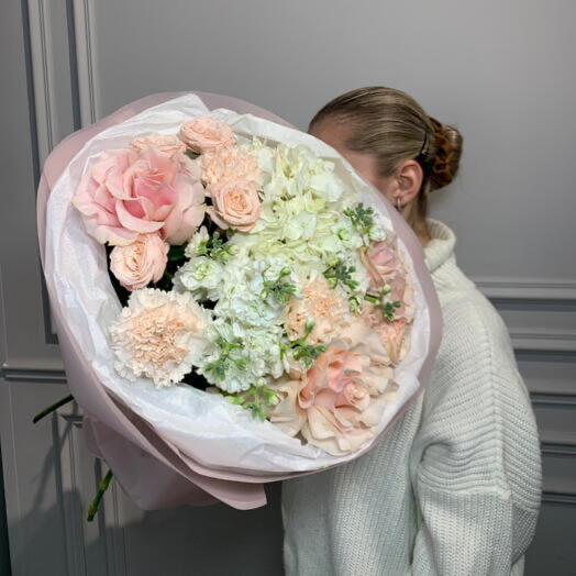 Букет с гортензией и розой Пинк Мондиаль