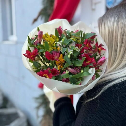 Букет "Микс из 15 ярких альстромерий в оформлении"