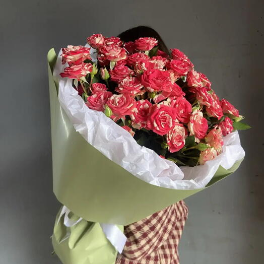 Букет из яркой кустовой розы 🌹