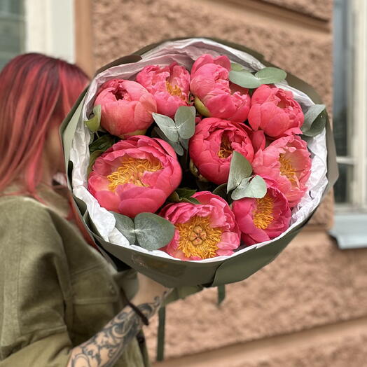 Букет из пионов и эвкалипта