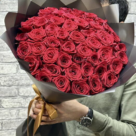 51 красная Роза Red Naomi, большой букет 51 шт ,красные розы в упаковке ,60 см ,красные розы в чёрной упаковке с доставкой