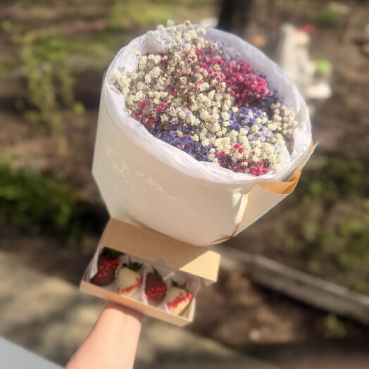 Букет Цветной гипсофилы +🍓 « воздушный поцелуй»