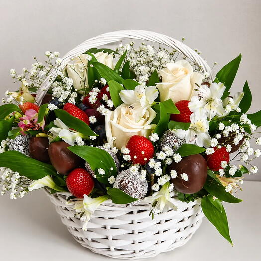 Композиция из клубники в шоколаде в корзинке "Королевский сад"