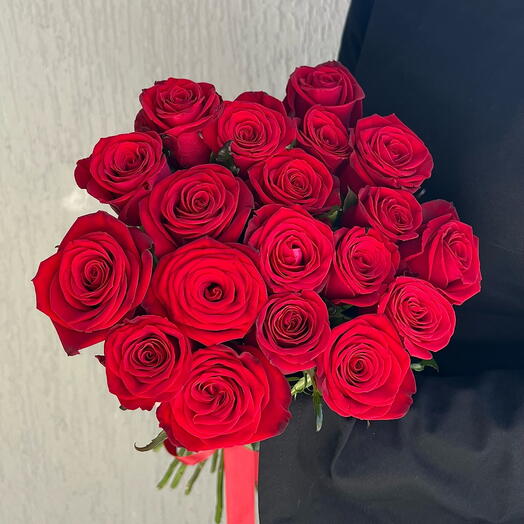 19 алых роз под ленту