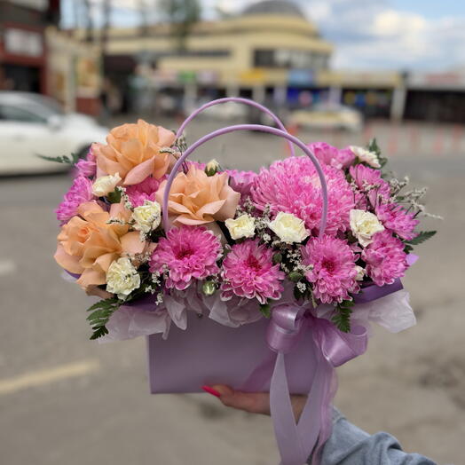 Цветы в сумочке с французской розой и хризантемой