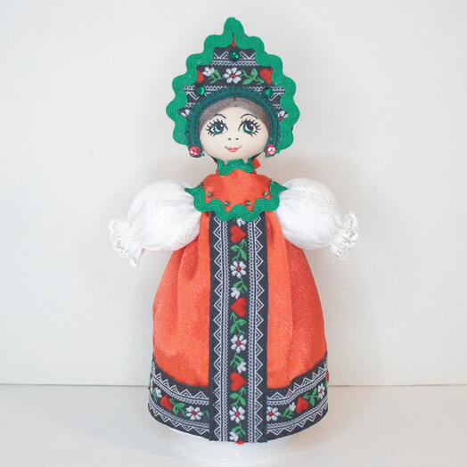 Русская кукла в красном сарафане