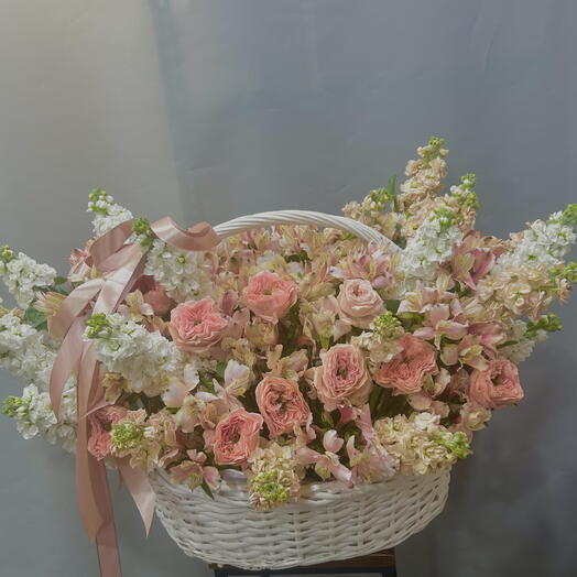 Цветы в корзине, розы, альстромерия, маттиола
