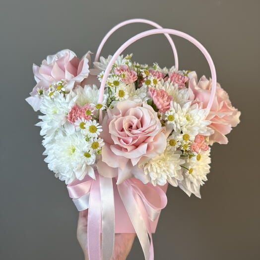 Французские розы с ромашками , диантусами и хризантемами в сумочке 🩷🌸