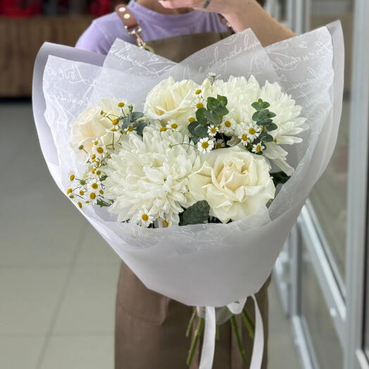 Букет из французской розы, хризантемы и ромашки