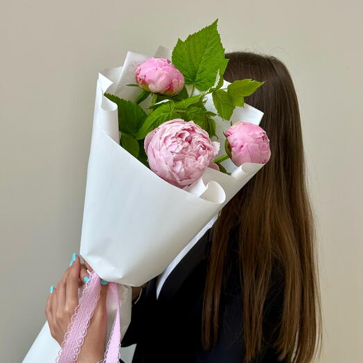 Нежные пионы с малиной