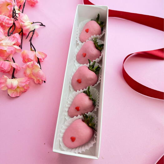 «Розовая мечта: клубника в розовом шоколаде с сердечком (5 шт.)» 🍓🍫️