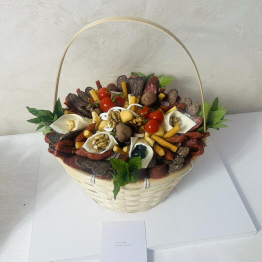 Сыры и колбаски в корзине