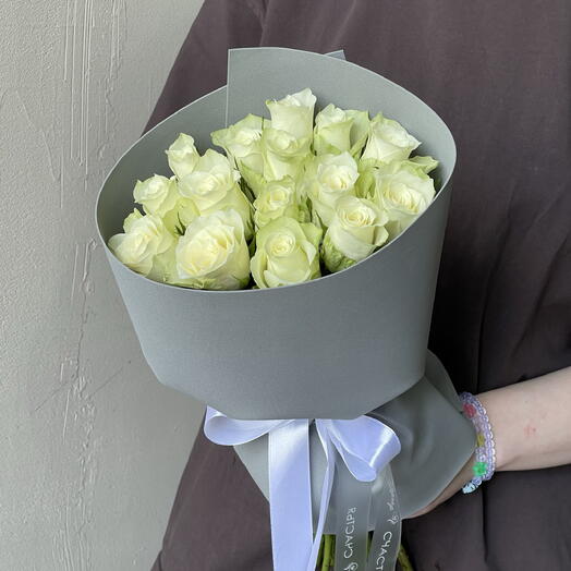 Monobucket of 15 Kenyan roses