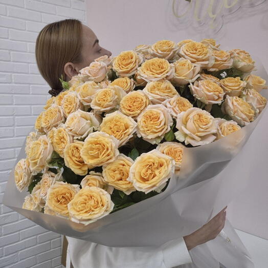 Букет из кустовой розы фибоначи