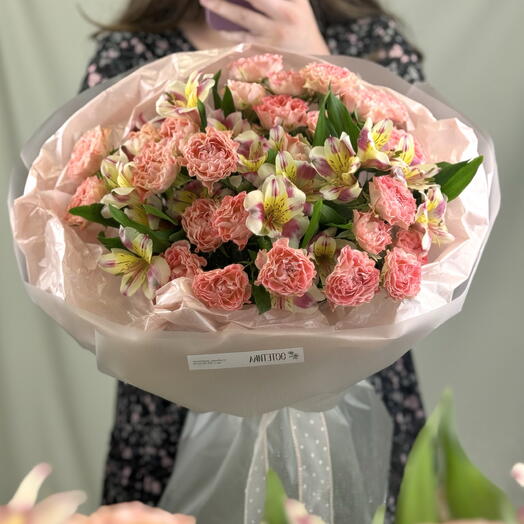 Букет с ажурной кустовой розой
