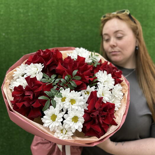 Авторский букет из роз и хризантем