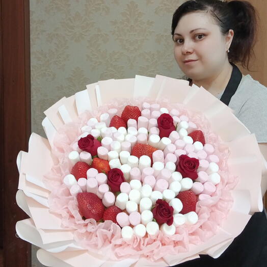 Букет из маршмеллоу, клубники и роз