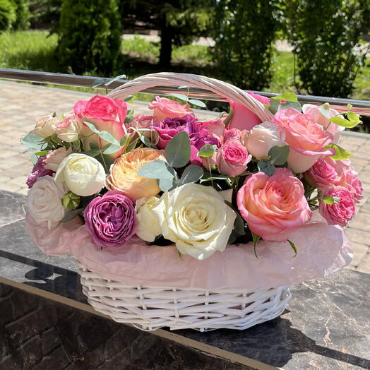 Ароматная композиция в корзине «Розовый сад»