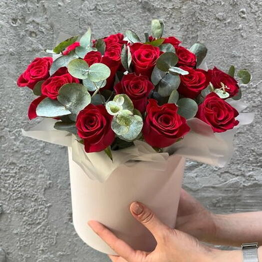 Коробочка из 15 красных роз и эвкалипта