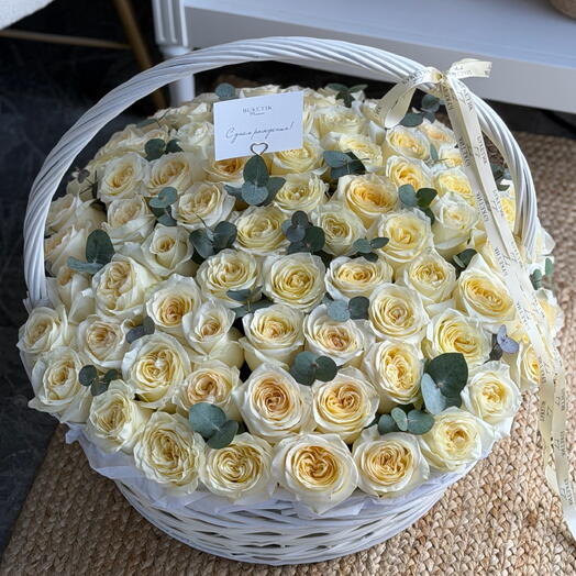 Корзина из роз сорта Кенди Лайт