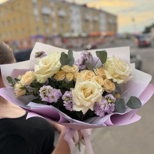 Красивый сборный букет с ароматной маттиолой