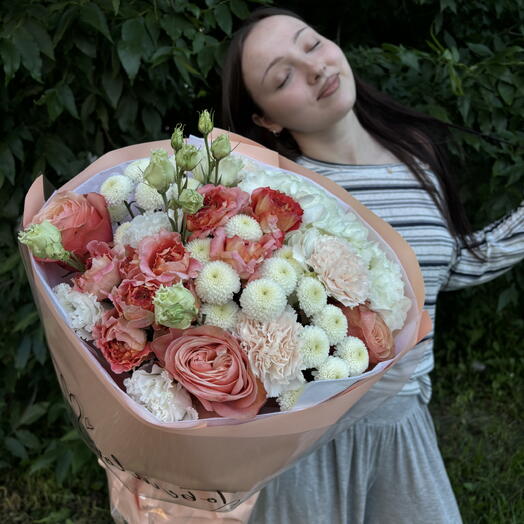 Букет с кустовой розой и гортензией