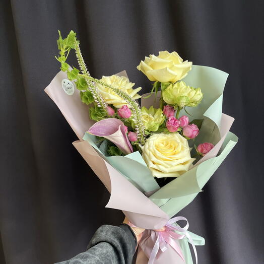 Букет с сиреневой каллой и розой вегги