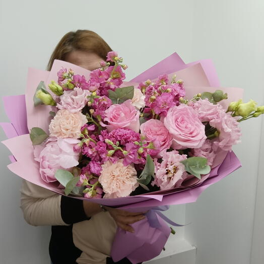 Букет маттиола, роза, диантус, эустома, эвкалипт