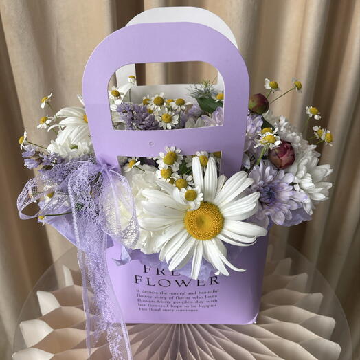 Композиция с ромашками и хризантемой в сиреневой сумочке 💜