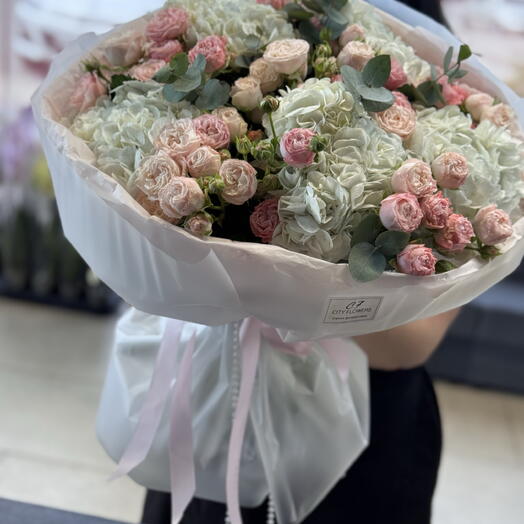 Сборный букет из гортензии и кустовой розы