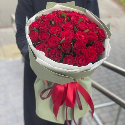 Букет 33 розы "Кон Аморе" 50 см