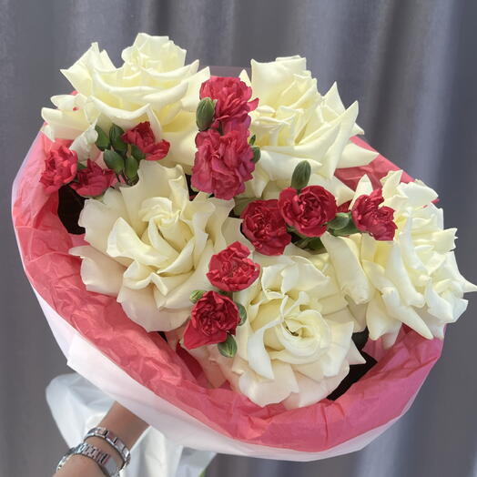 Белые розы с малиновым акцентом 💕