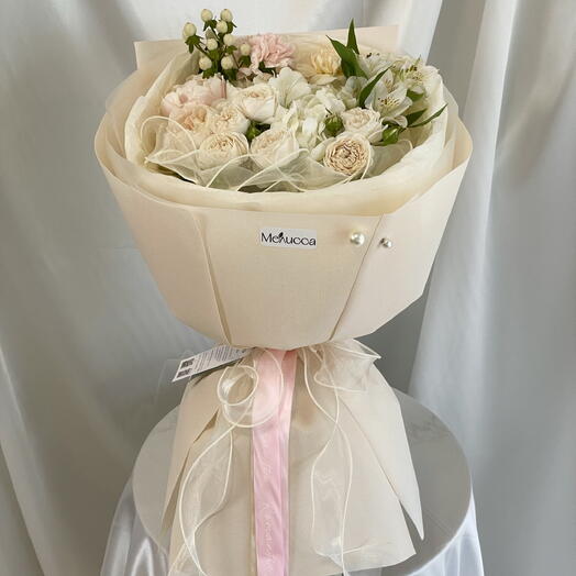 Нежный букет с пионовидными розами и гортензией🌸