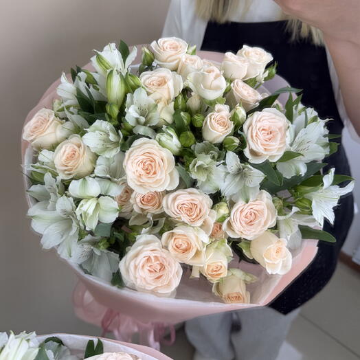 🔥 Нежный букет из кустовой пионовидной розы Софи и белой альстромерии 🌸