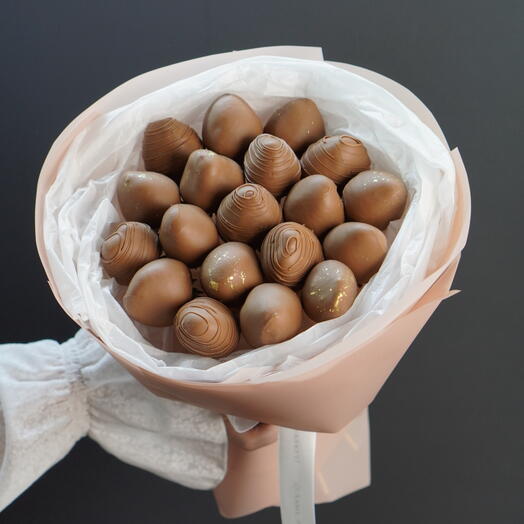 Элегантный букет из клубники в бельгийском молочном шоколаде Callebaut, 19 шт- доза вкусного дофамина