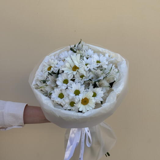 Букет комплимент с ромашками и альстромерией