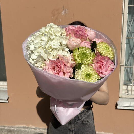 Сборный букет из французских роз, одноголовой хризантемы и королевской гортензии