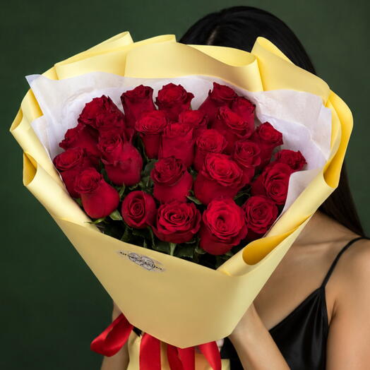 25 красных роз в сливочном оформлении