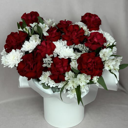 Большая композиция в шляпной коробке🌹 французские красные розы, хризантема, альстромерия