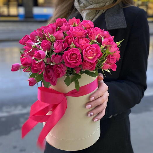 Малиновые кустовые розы в коробке