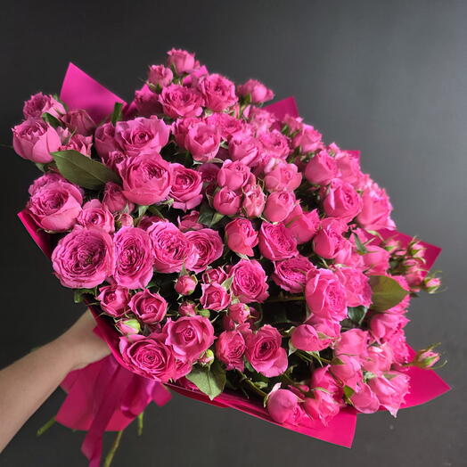 Букет кустовых малиновых роз💕