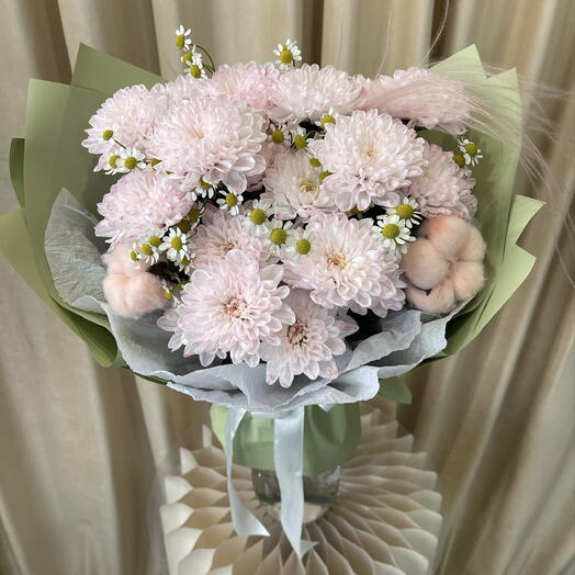 Букет из персиковой хризантемы с ромашками 🌼