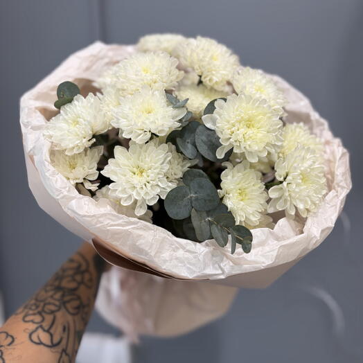 Белые хризантемы с эвкалиптом 🌸🌿